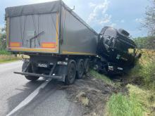 Samochód ciężarowy wypadł z drogi na odcinku Wrzoski - Dąbrowa