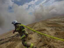 Szybka reakcja rolników sprawiła, że strażacy opanowali wielki pożar ścierniska