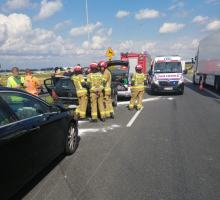 Zderzenie trzech pojazdów na A4 w powiecie strzeleckim. Lądował LPR
