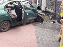 Auto uderzyło w ogrodzenie domu. Wypadek w Boguszycach