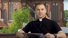 "Będziesz s..ą". Sms-y znanego księdza do młodej kobiety