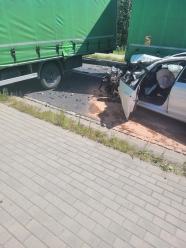 Czołowe zderzenie samochodu osobowego z ciężarowym na DK 46