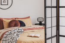 Lampka nocna stojąca: designerski element, który doda charakteru nowoczesnej sypialni