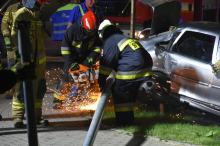 Jechał z dwójką dzieci. Auto wypadło z drogi i uderzyło w płot i latarnię