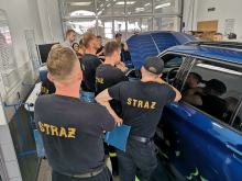 Opolscy strażacy przeszkoleni z wiedzy praktycznej o samochodach elektrycznych