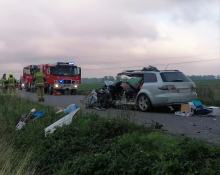 Czołowe zderzenie Mazdy i Mercedesa na trasie Dolna - Strzelce Opolskie. Dwie osoby poszkodowane