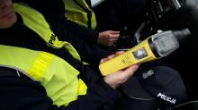 26-latek wyjeżdżając z osiedla uszkodził dwa samochody - wydmuchał ponad 2 promile