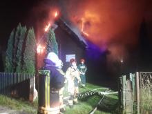 Nocna akcja strażaków w Niwkach. W ogniu drewniany budynek