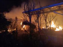 Nocna akcja strażaków w Turawie. Duży pożar zabudowań na Turawa- Rybaczówka