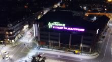 Neonowy napis na Centrum Przesiadkowym Opole Główne pięknie się prezentuje o zmierzchu