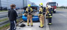 Strażacy jechali na spotkanie w Warszawie. Przy okazji zapobiegli rozwojowi pożaru auta na drodze