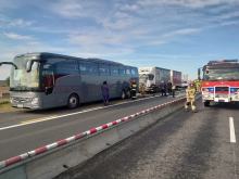 Autobus przewożący dzieci zderzył się z ciężarówką na A4  