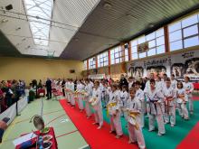 Karatecy prezentowali swoje umiejętności na hali sportowej w Chrząstowicach