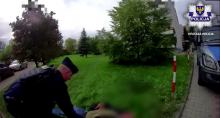 Mężczyzna stracił przytomność na ulicy, uratowali go policjanci - nagranie z kamery nasobnej