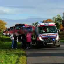 Kierujący BMW uderzył w opla, którym podróżowała matka z dziećmi. Sprawca uciekł