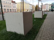 Radny Batko pyta o donice. Relokacja betonowych donic kosztowała miasto blisko 60 tys zł