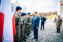 Ślubowanie uczniów klas mundurowych w obecności ministra Mariusza Błaszczaka.