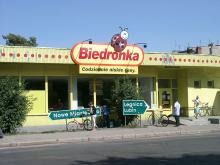 Pamiętacie siermiężne Biedronki z lat 90? Moda na zakupy w magazynie znowu wraca