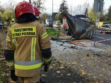Wypadek na Ozimskiej w Opolu. Auto staranowało przystanek MZK na którym była młodzież