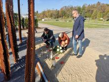 Pomnik ku pamięci ofiar Covid-19 oficjalnie otwarty. Możemy zapalić tam znicz bliskim 
