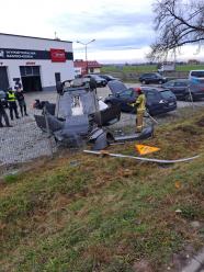 Dachowanie w Suchej. Auto z drogi wpadło na pojazdy w serwisie samochodowym
