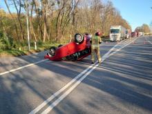 Kierująca osobówką straciła panowanie nad kierownicą. Auto dachowało