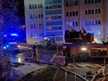 Pożar mieszkania na Chabrach. Trwa akcja strażaków