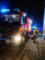 Pożar śmieci w piwnicy. Jedna osoba trafiła do szpitala 