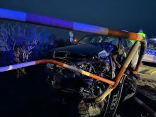 Audi staranowało przydrożne barierki. Kierowca miał blisko 3 promile!