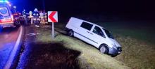 Kierująca busem wjechała do rowu. Złe warunki pogodowe ma drogach Opolszczyzny 