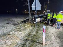 4 osoby trafiły do szpitala po zderzeniu busa z osobówkami na DK 46