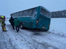 Autobus przewożący pasażerów zjechał do rowu