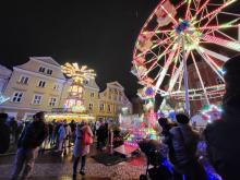 Trwa Jarmark Bożonarodzeniowy. Opolanie tłumnie odwiedzają stoiska i atrakcje