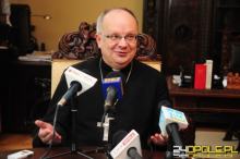 Po dwóch latach przerwy kapłani pukają do drzwi. Biskup opolski zachęca do ich przyjęcia