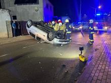 Dachowanie samochodu osobowego na Wróblewskiego w Opolu