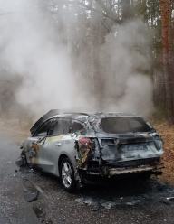 Pożar samochodu osobowego w gminie Popielów. W akcji 3 zastępy straży