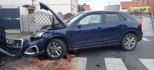 Po zderzeniu z ciężarówką audi wjechało w płot posesji