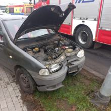 Samochód osobowy uderzył w latarnię na ulicy Jana Pawła II w Namysłowie