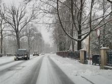Opady śniegu paraliżują ruch w mieście. Cięższe pojazdy utknęły na wiaduktach i podjazdach
