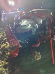 Tragiczny wypadek na DK 11. Kierowca po czołówce wypadł z auta