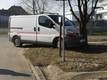 Wjechał w drzewo i uciekł. Policjanci szukają sprawcy zdarzenia z Żelaznej