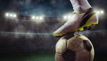 Krótsze mecze, wykopywanie piłki z autu... FIFA zmienia zasady gry