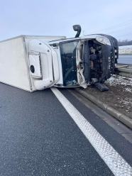Zderzenie samochodu dostawczego i osobówki na pasie A4 w kierunku Katowic