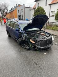 Kierowca uszkodził drzewa i latarnię, opuścił pojazd i zbiegł z miejsca zdarzenia