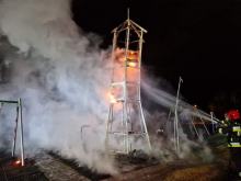 Zniszczony plac zabaw na Nysy Łużyckiej. Ktoś podpalił urządzenia dla dzieci