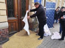 Rolnicy wysypali zboże pod biurem poselskim Katarzyny Czochary. Trwają protesty