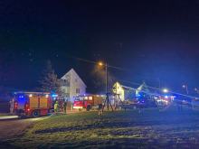 Dramatyczna akcja służb w Wierzbnie. Ogień objął zadaszenie budynku, jedna osoba nie żyje