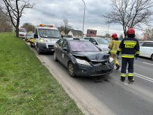 Kolizja trzech osobówek na Wrocławskiej. Uszkodzone dwie kolejne taksówki