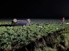 Kierowca opla wypadł z drogi i rozbił auto w polu przy A4. Został pouczony