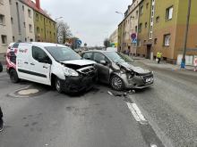 Utrudnienia na ulicy Fabrycznej. Doszło do zderzenia osobówek